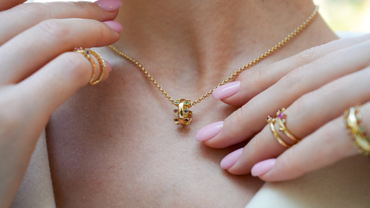 Buzzle Polished Gold Gemstone Necklace