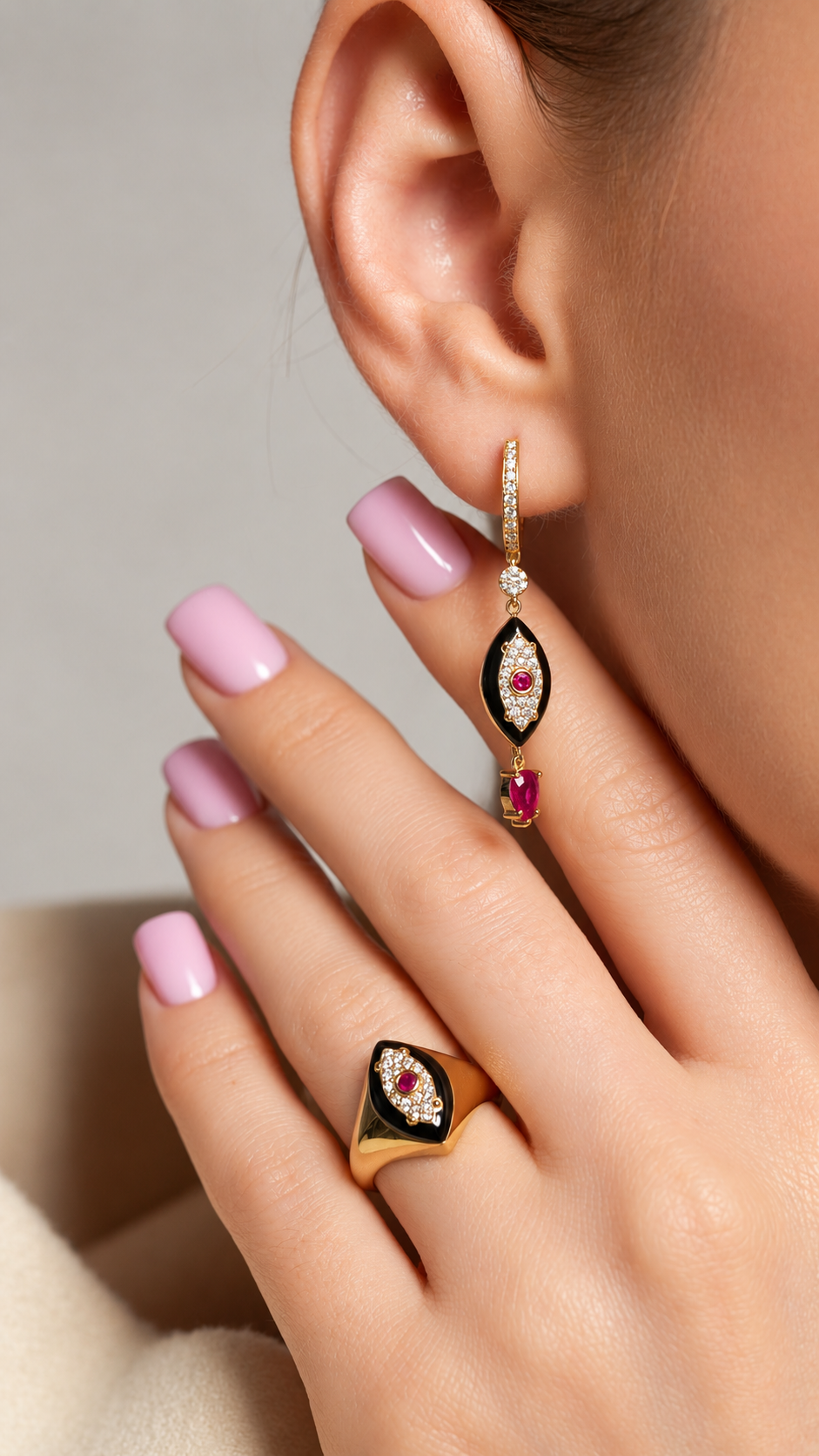 Regard Eye Drop Earrings