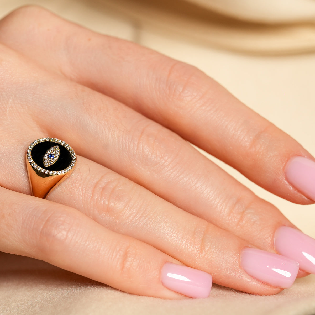 Regard Noir Oval Diamond Ring